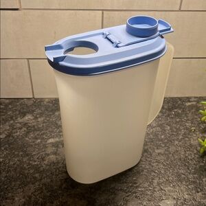Vintage 2qt Slimline beverage/juice container by Tupperware Very good condition